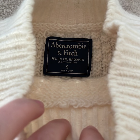 Abercrombie and fitch sweater, sz S. , very good condition - Picture 2 of 5